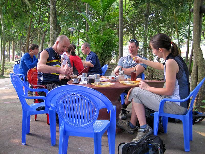 2006-10-31-03-18-06_297 Riverside breakfast, Ha Giang.JPG